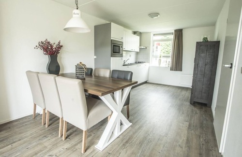 Medemblik House | Comfortable 4-person bungalow with private jetty