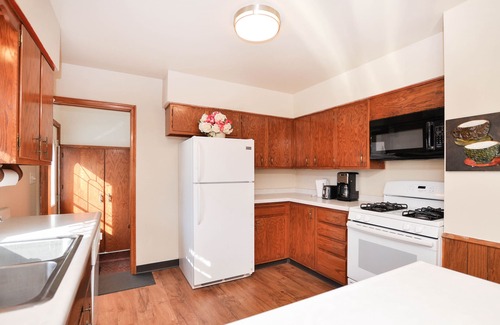 Kutzky Park House | Comfortable 4BR – Walk to Mayo Clinic, Kutzky Park & Hy-Vee, Pet-Friendly
