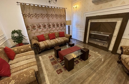 Bahria Town House | Comfortable 5 bedroom house in heart of Lahore
