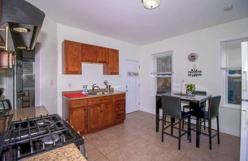 Fields Corner West House | Comfortable and Central 3 Bed Apartment