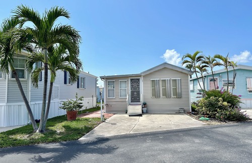 Hutchinson Island South House | Comfortable and clean 2 BR 3 bath beach bungalow