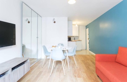 Saint-Vincent-de-Paul Apartment | Comfortable and Convenient Studio in a Lively Parisian District 🏙️✨