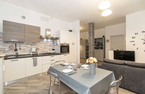 Turin Apartment | Comfortable and functional apartment of about 75 square meters which can accommodate up to 4 adults located on the fourth floor of a building equipped with a lift.The property is located in an area served by everything: bars, supermarkets, restaurants an