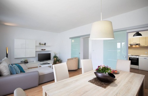 Medulin Apartment | Comfortable and modern apartment, 300 meters from the sea, 3 bedrooms