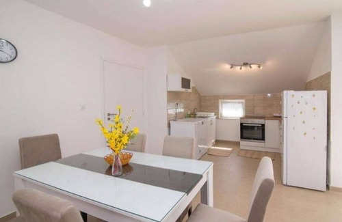 Veli Losinj Apartment | Comfortable and spacious apartment with balcony and sea view Bonić, Lošinj (A-23056-d)