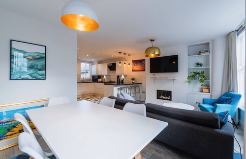 Sands End Apartment | Comfortable and spacious Fulham apartment - homely and inviting.