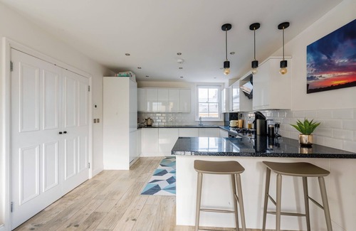 Sands End Apartment | Comfortable and spacious Fulham apartment - homely and inviting.