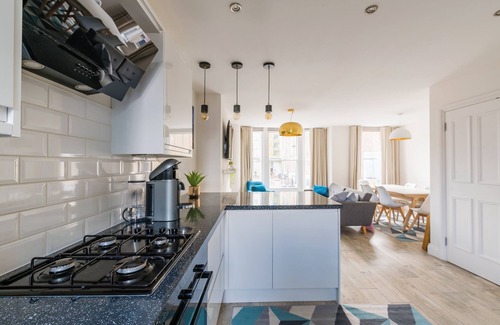 Sands End Apartment | Comfortable and spacious Fulham apartment - homely and inviting.