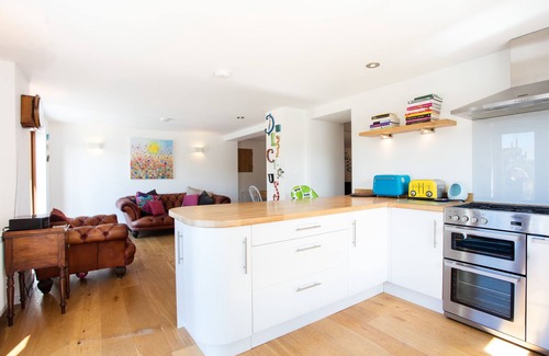 Bude House | Comfortable and well equipped 4 bedroom family home - 600m from the beach