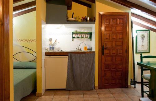 Robledillo de Gata Apartment | Comfortable Apartment in Robledillo de Gata with Balcony and View