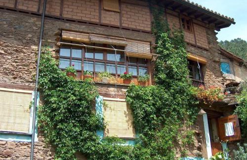 Robledillo de Gata Apartment | Comfortable Apartment in Robledillo de Gata with Balcony and View