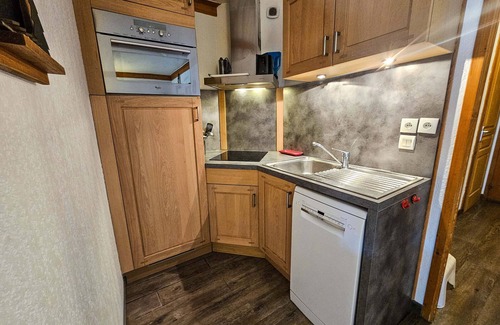 Les Bruyeres Apartment | Comfortable apartment for 5 in Les Menuires with balcony, ski lockers, 2 bedrooms