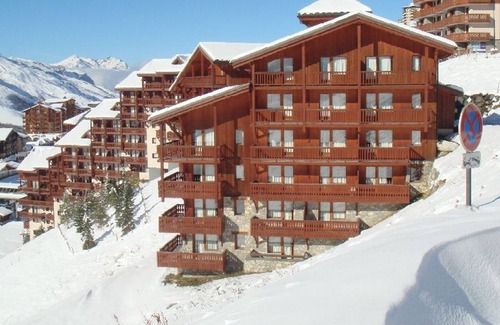 Les Bruyeres Apartment | Comfortable apartment for 5 in Les Menuires with balcony, ski lockers, 2 bedrooms