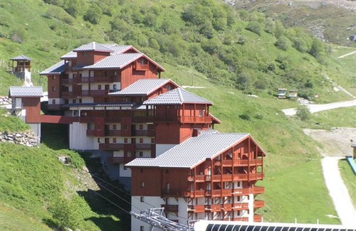 Les Bruyeres Apartment | Comfortable apartment for 5 in Les Menuires with balcony, ski lockers, 2 bedrooms