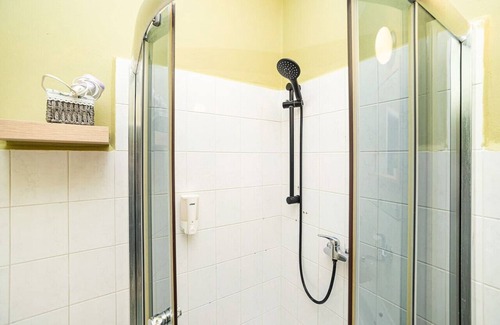 Zizkov Apartment | Comfortable apartment sleeps 8