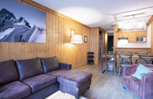 Val-d'Isere Apartment | *Comfortable Apartment, WiFi, Parking, South-Facing, Heart of Val-d'Isère, Close to Slopes*