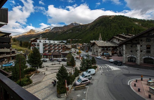 Val-d'Isere Apartment | *Comfortable Apartment, WiFi, Parking, South-Facing, Heart of Val-d'Isère, Close to Slopes*
