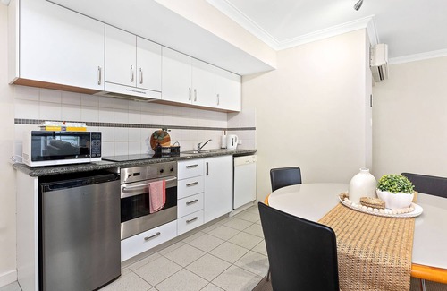 Perth Central Business District Apartment | Comfortable Apartment with Pool, Gym & Tennis Access