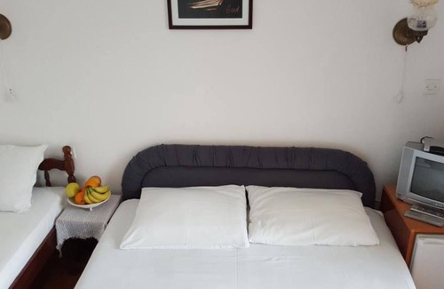 Petrovac House | Comfortable Budva Rooms with Easy Access to Sveti Stefan - Triple Room 6