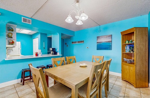 Fort Walton Beach Condo | Comfortable beachfront condo with beach setup - quick drive to dining