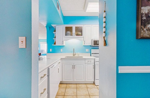 Fort Walton Beach Condo | Comfortable beachfront condo with beach setup - quick drive to dining