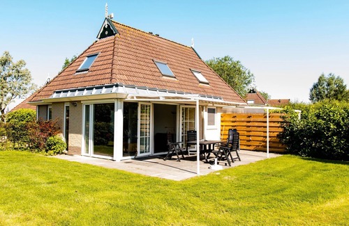 Eernewoude House | Comfortable bungalow with massage shower, within nature