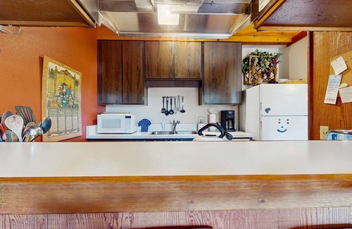 Truckee Condo | Comfortable condo with a loft, gas fireplace, pool & fitness room at rec center