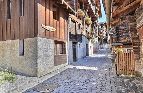 Grimentz Ski Chalet | Comfortable chalet in the old village on 2 levels for 2 people, living room, kitchen area with dishw