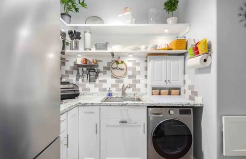 Maryvale House | Comfortable chic Guesthouse. 1 QSBed+1 QS sleeper sofa Close to Spring training