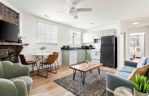 Cannonborough Elliotborough House | Comfortable + Chic Retreat - 1 Block from King St!