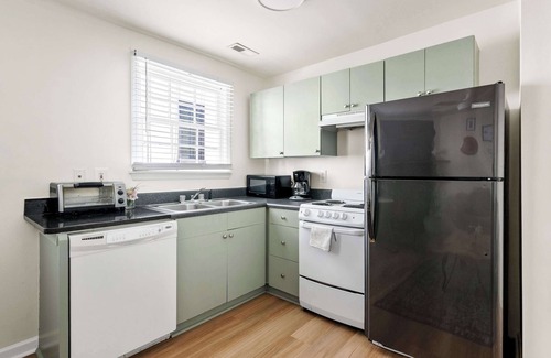 Cannonborough Elliotborough House | Comfortable + Chic Retreat - 1 Block from King St!