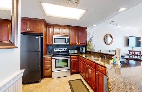 Destin Condo | Comfortable condo just steps from the beach with pool & fitness room