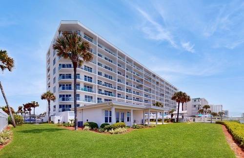Destin Condo | Comfortable condo just steps from the beach with pool & fitness room