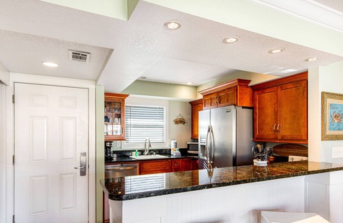 Holiday Isle Condo | Comfortable condo with seasonal beach service, pool & central AC - walk to beach