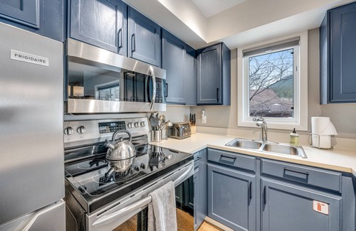 Jackson Condo | Comfortable condo with fireplace & washer/dryer - close to slopes