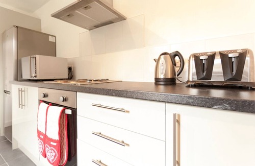Crawley House | Comfortable contractor/family house Gatwick: sleeps 6+
