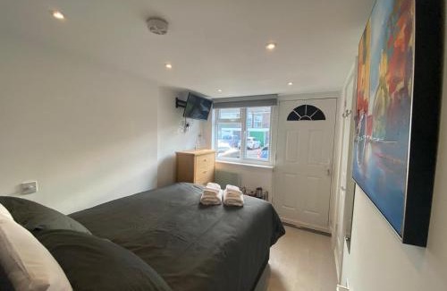 Cherry Hinton House | Comfortable cosy double ensuite room 'Karibu'