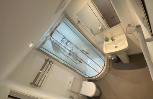 Cherry Hinton House | Comfortable cosy double ensuite room 'Karibu'