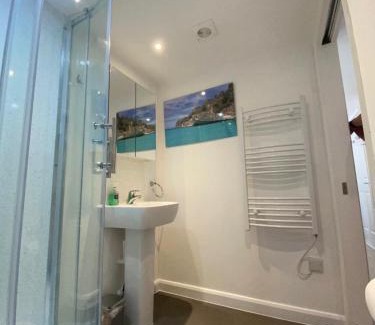 Cherry Hinton House | Comfortable cosy double ensuite room 'Karibu'