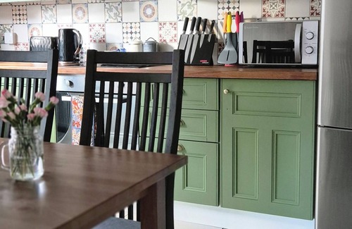 Newtownards House | Comfortable Cottage Stay Outside Belfast | Private Parking & Sleeps 4 guests