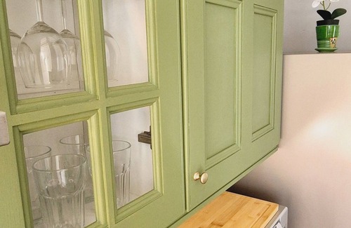 Newtownards House | Comfortable Cottage Stay Outside Belfast | Private Parking & Sleeps 4 guests