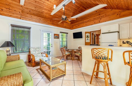 Downtown Cabin | Comfortable Cottage with Private Pool & Lovely Garden - Great Location
