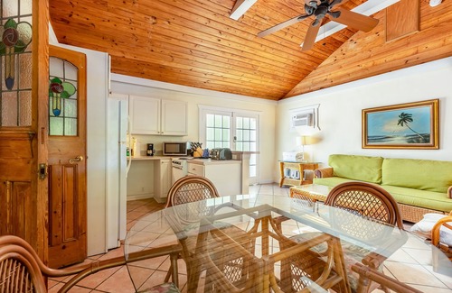 Downtown Cabin | Comfortable Cottage with Private Pool & Lovely Garden - Great Location