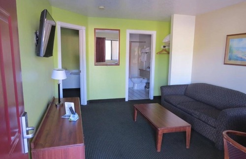 St. George Hotel | Comfortable Couple Stay w/Free Breakfast & Pool A