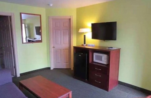 St. George Hotel | Comfortable Couple Stay w/Free Breakfast & Pool A