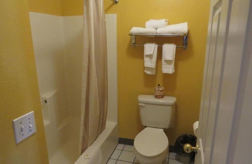 St. George Hotel | Comfortable Couple Stay w/Free Breakfast & Pool A