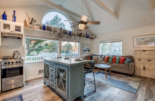 Depoe Bay House | Comfortable, Cozy, Honeymoon Cottage, Ocean Views, Whale Watching in Depoe Bay