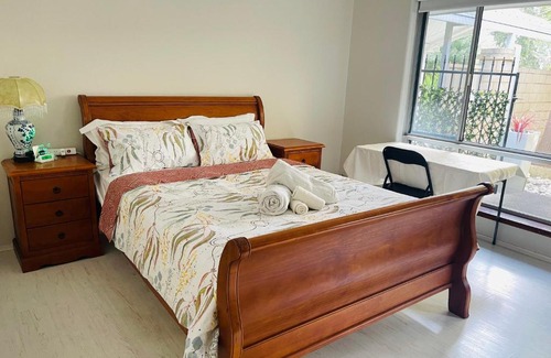 Riverton House | Comfortable Double room with shared kitchen and bathroom