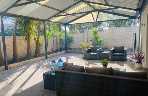 Riverton House | Comfortable Double room with shared kitchen and bathroom