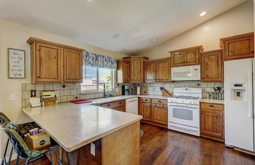 West Jordan House | Comfortable Family-Sized Home w/4br 3 bath, ping pong, fast wifi and hot tub!